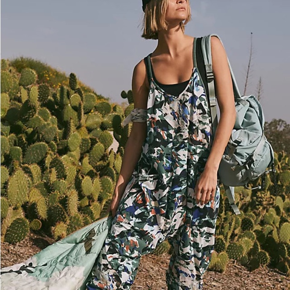 FREE PEOPLE MOVEMENT HOT SHOT ONESIE PRINTED - EVERGREEN COMBO. Medium